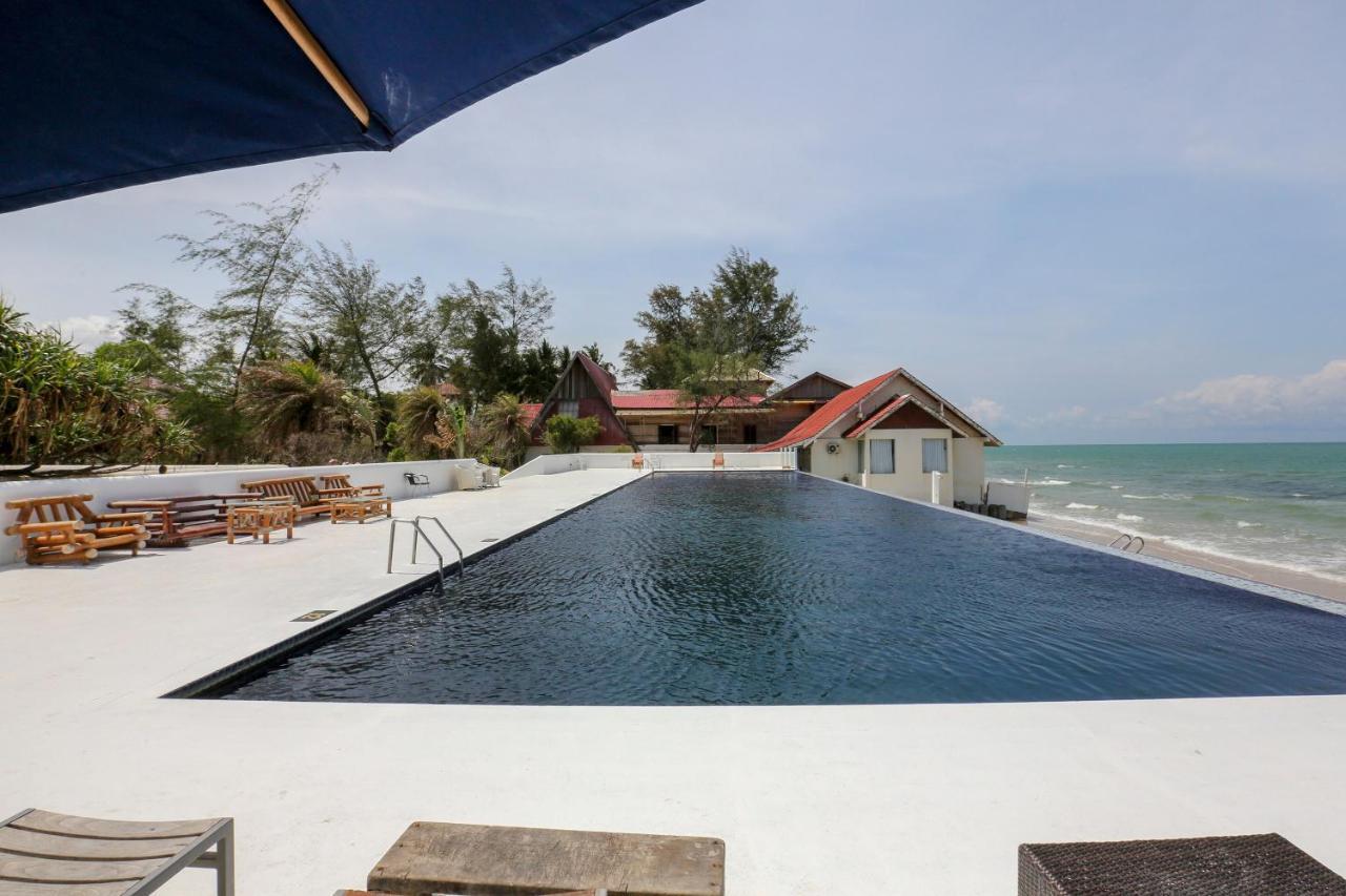 Villa Danialla Beach Resort Kampong Ayer Terjun Pinang Exterior foto