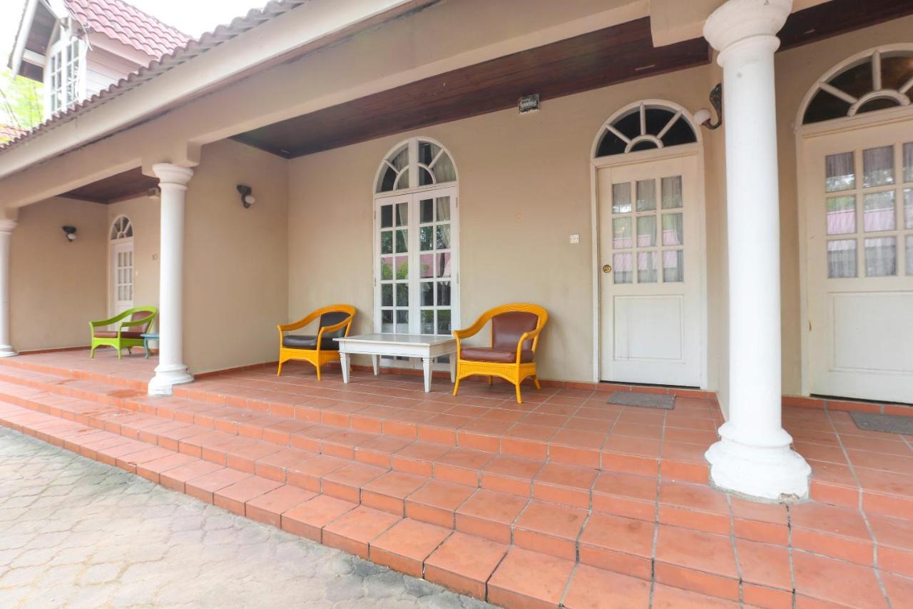 Villa Danialla Beach Resort Kampong Ayer Terjun Pinang Exterior foto