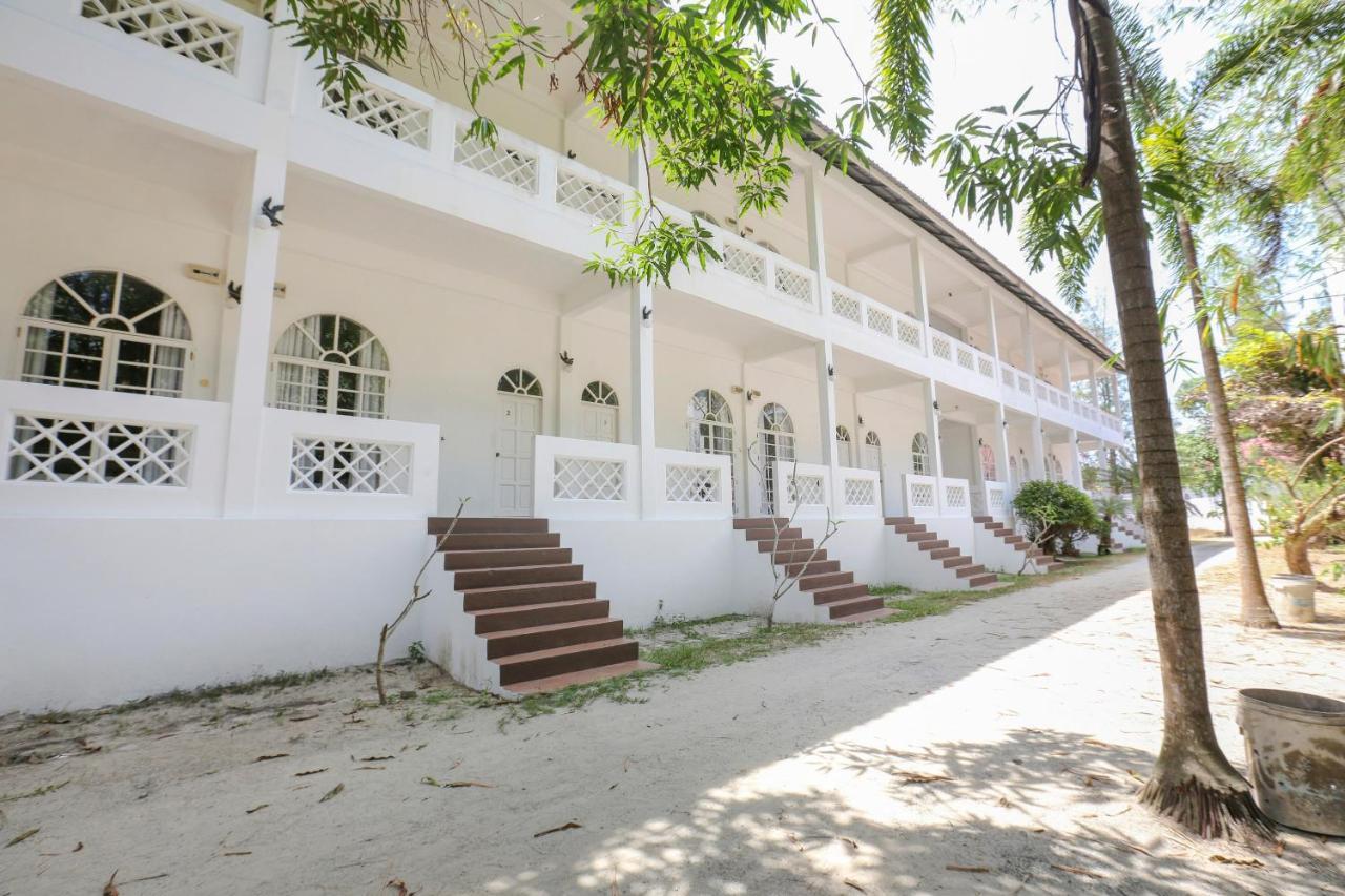 Villa Danialla Beach Resort Kampong Ayer Terjun Pinang Exterior foto
