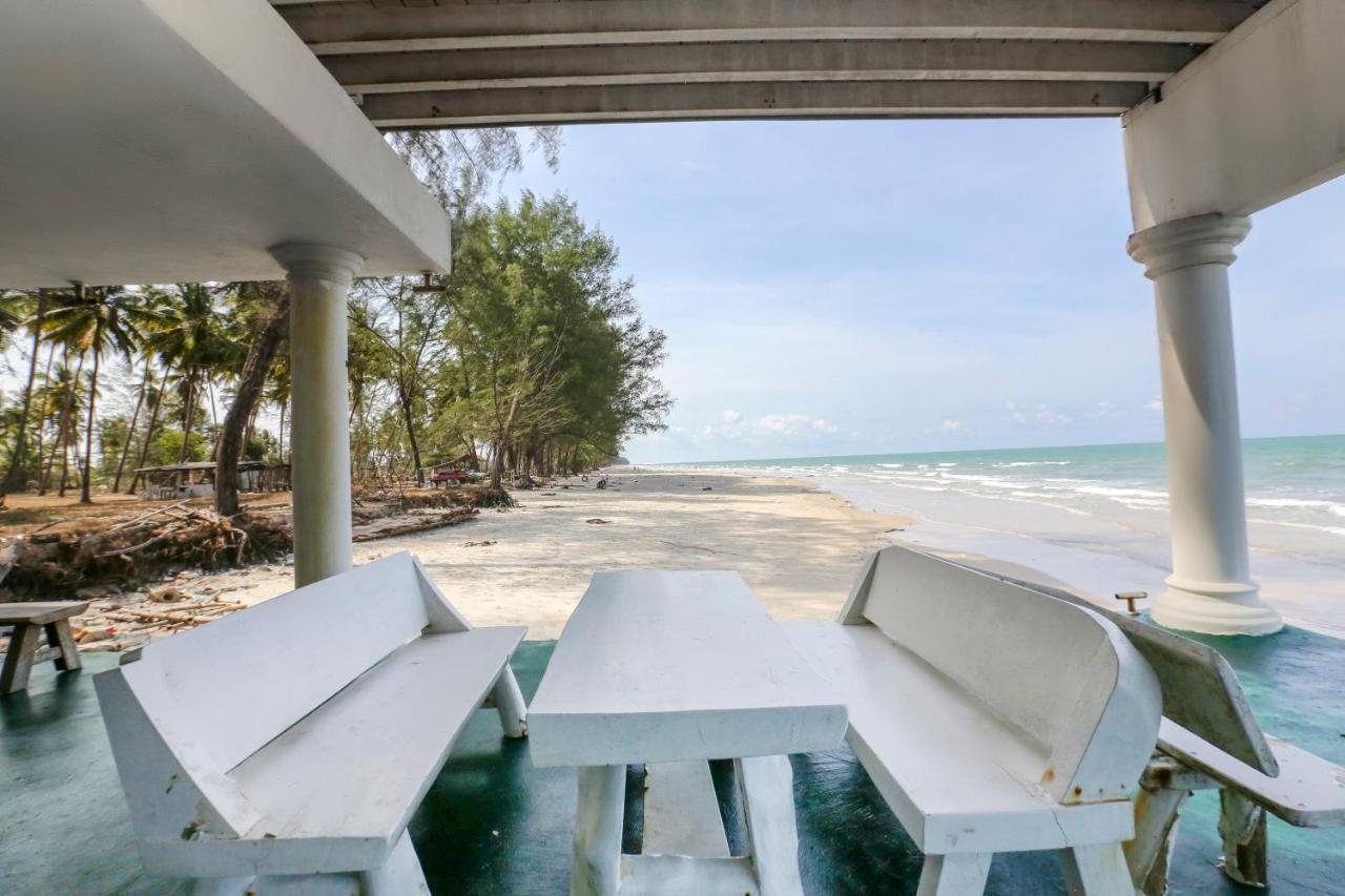 Villa Danialla Beach Resort Kampong Ayer Terjun Pinang Exterior foto