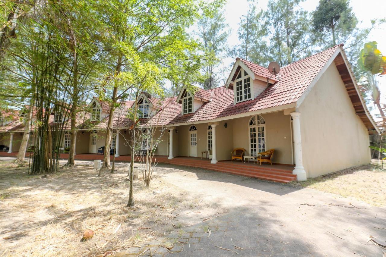 Villa Danialla Beach Resort Kampong Ayer Terjun Pinang Exterior foto