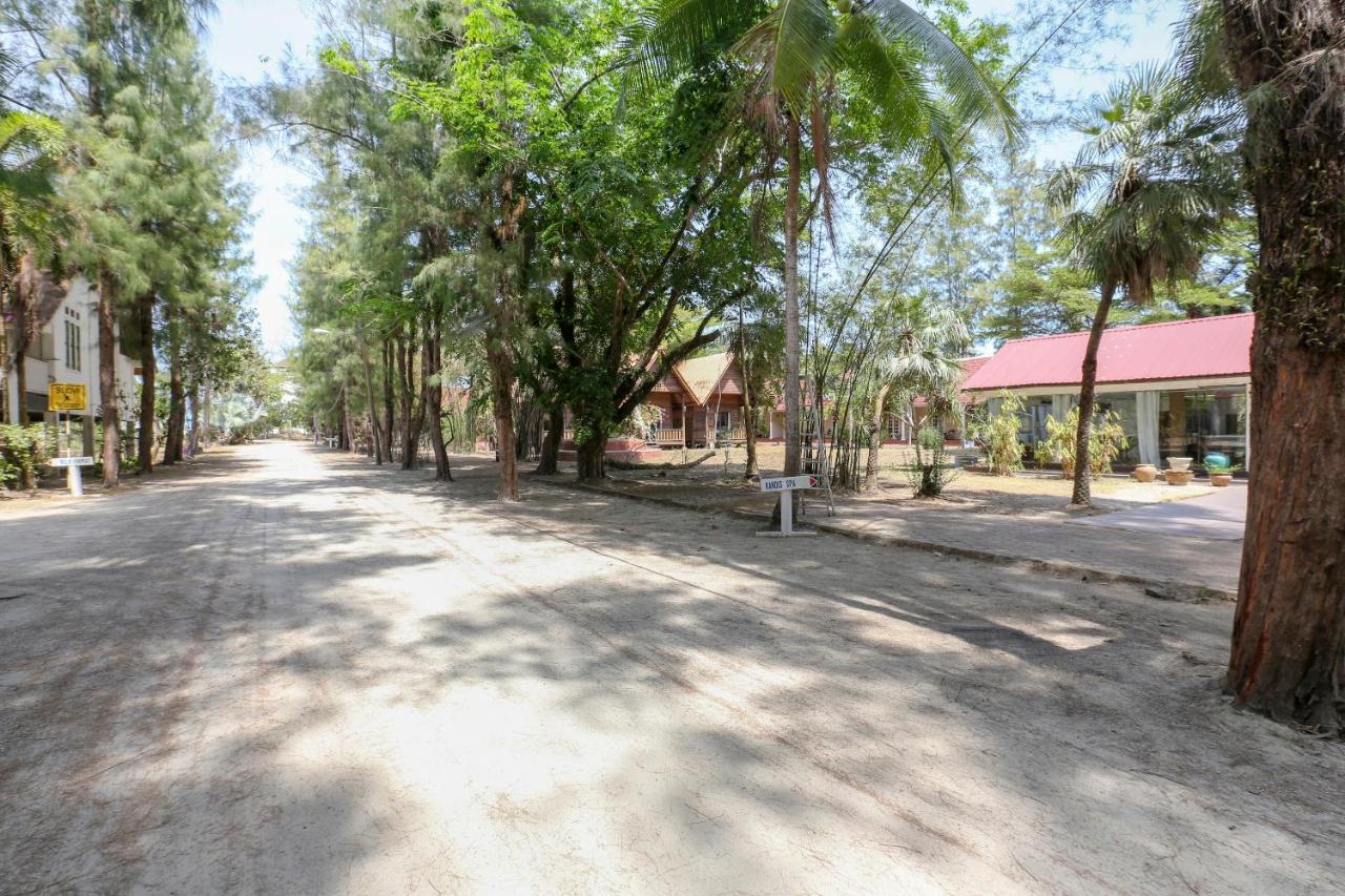 Villa Danialla Beach Resort Kampong Ayer Terjun Pinang Exterior foto