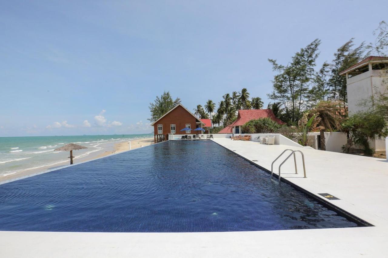 Villa Danialla Beach Resort Kampong Ayer Terjun Pinang Exterior foto
