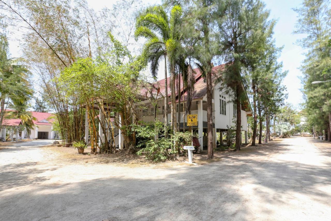 Villa Danialla Beach Resort Kampong Ayer Terjun Pinang Exterior foto